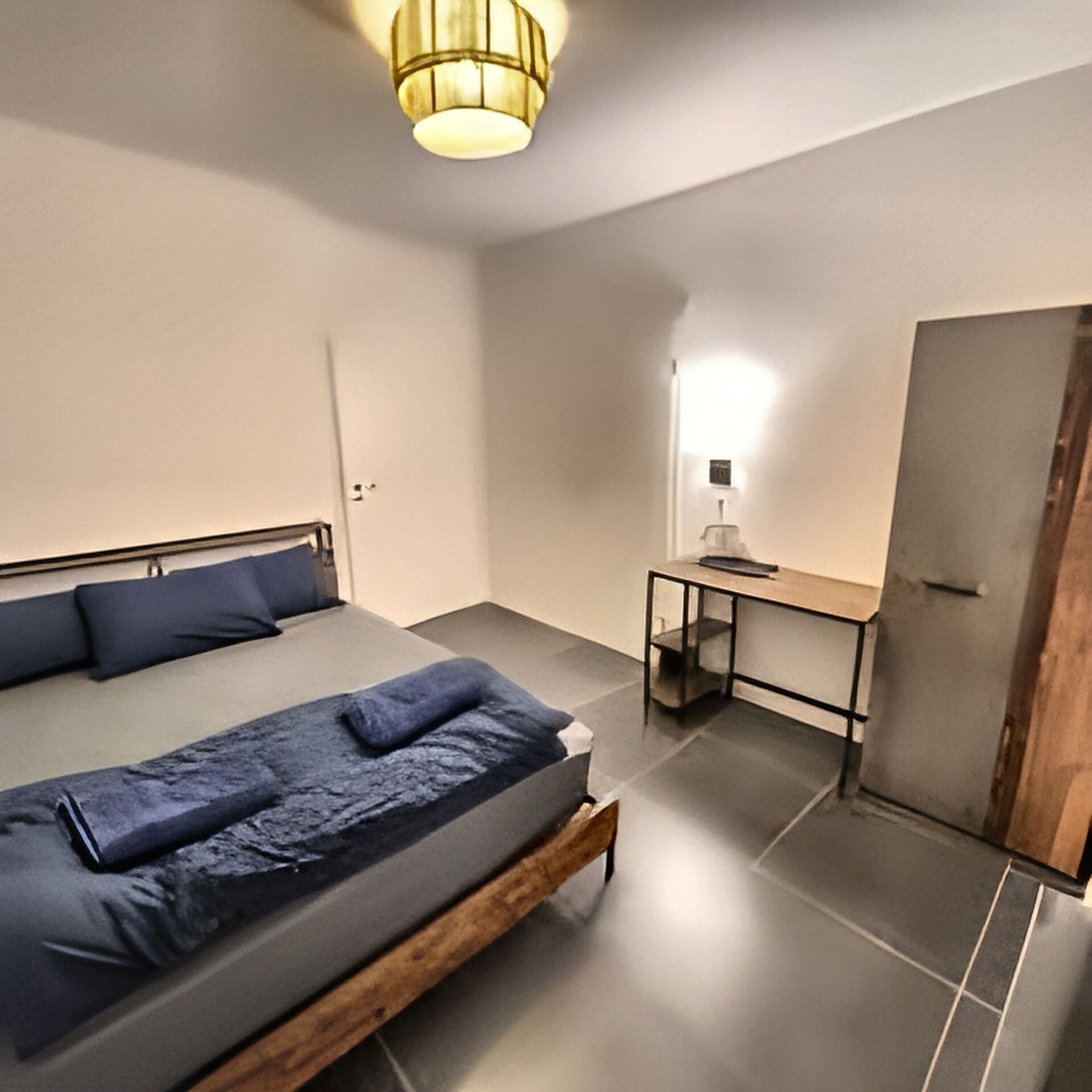 Ein Schlafzimmer mit Bett, Schreibtisch und Kleiderschrank.