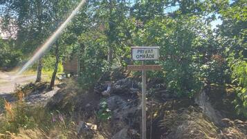 Un cartel con la inscripción 'PRIVAT OMRADE' y 'BARKVAGEN 14B' indica una propiedad privada y una ubicación específica.