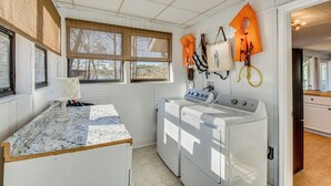 Interior - Soak, Boat & Play! Group Getaway on Lake Hartwell (Hartwell)