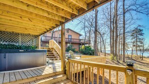 Interior - Soak, Boat & Play! Group Getaway on Lake Hartwell (Hartwell)