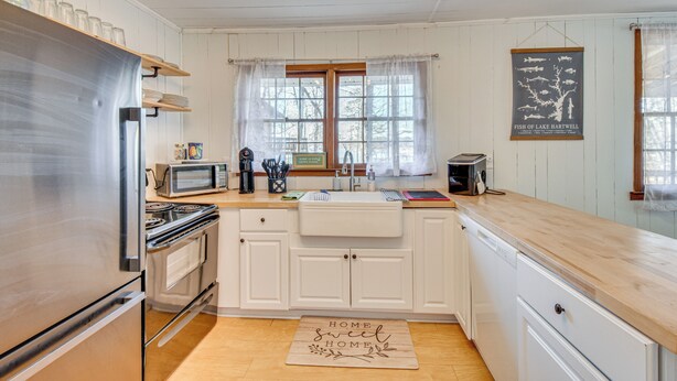Interior - Soak, Boat & Play! Group Getaway on Lake Hartwell (Hartwell)