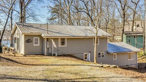Interior - Soak, Boat & Play! Group Getaway on Lake Hartwell (Hartwell)