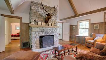 House (5 Bedrooms) | Interior