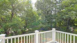 A wooden deck with white railings overlooking a forested area. - Hickory Townhome w/ Deck: 2 Mi to Downtown (Hickory)