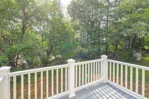 A wooden deck with white railings overlooking a forested area. - Hickory Townhome w/ Deck: 2 Mi to Downtown (Hickory)