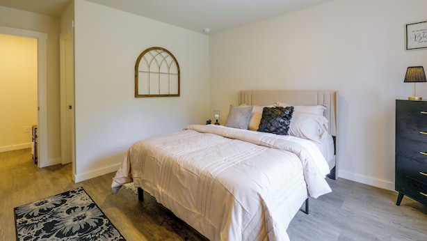 A bedroom with a bed, a dresser, a window, and a rug. - Hickory Townhome w/ Deck: 2 Mi to Downtown (Hickory)