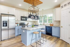 House (3 Bedrooms) | Interior - Hot Tub, Goats, 10 Mins to Sheriff's Jeep Fest! (Dawsonville)