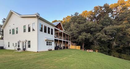 Hot Tub, Goats, Central to Many Attractions!
