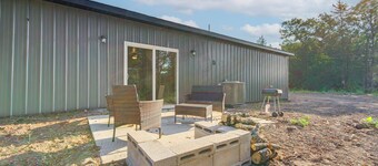 7 Mi to Lucas Oil Speedway! Home w/ Patio & Yard