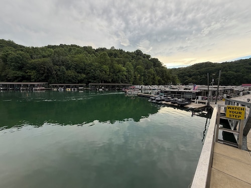 Cozy Cabin steps from Horse Creek Marina — Dale Hollow Boater’s Escape.