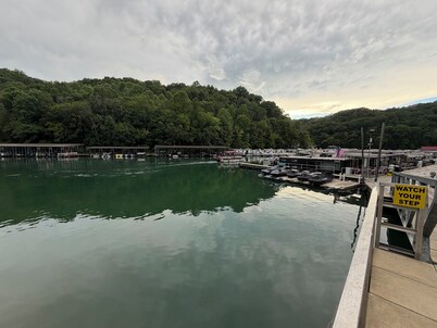 Cozy Cabin steps from Horse Creek Marina — Dale Hollow Boater’s Escape.