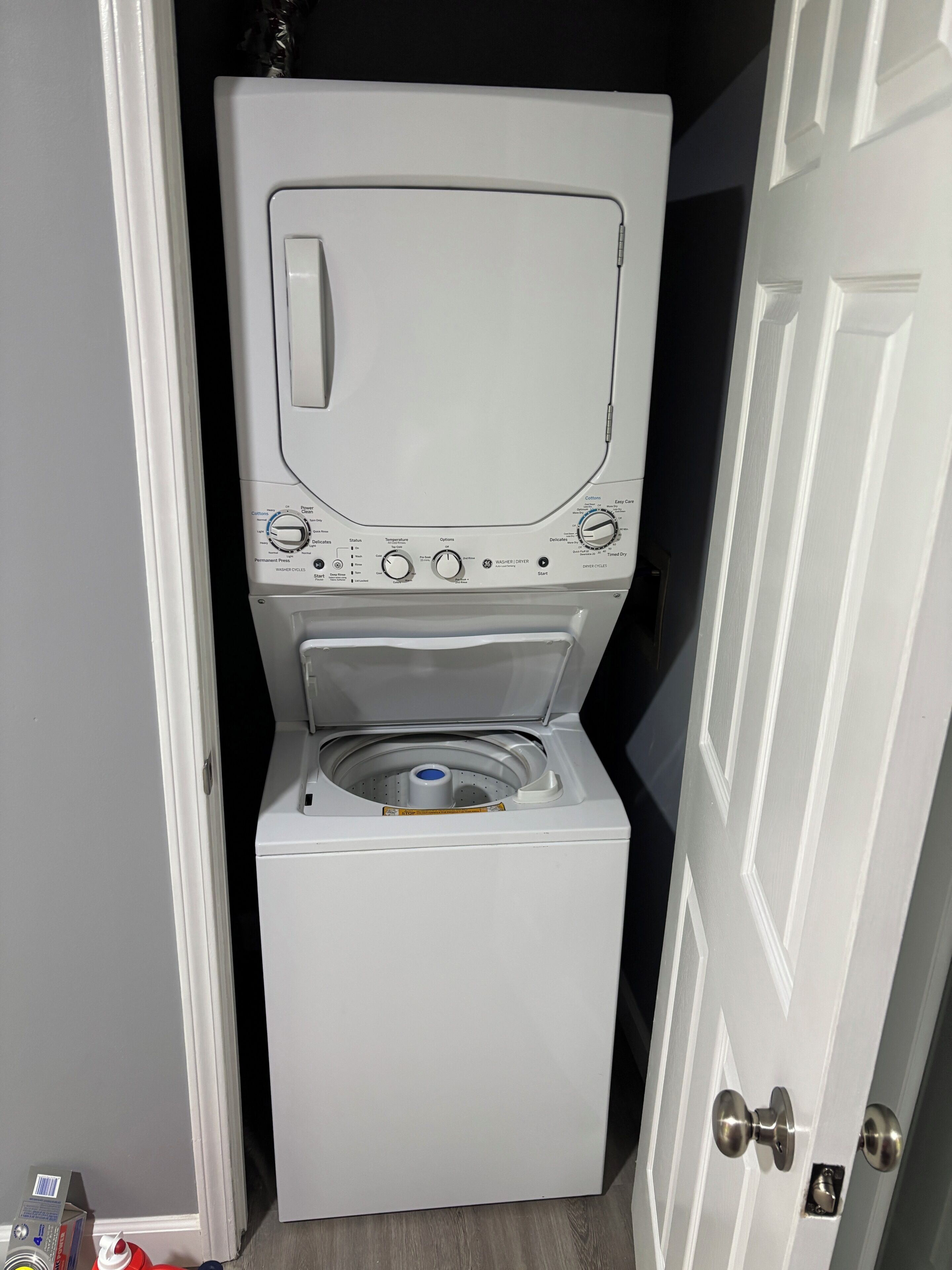 Una lavadora y secadora de formato compacto y color blanco, con panel de control y múltiples opciones.