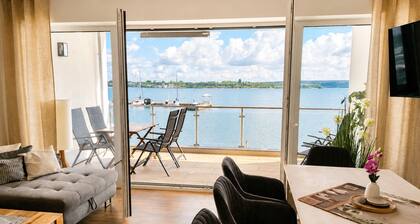 XXL Apartment (max. 8 people, 3 bedrooms) Waterfront property, lake view, 2 balconies