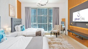 Camera d'albergo con un letto grande, una sedia, una scrivania, uno specchio e vista su edifici moderni.