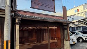 Un edificio de estilo arquitectónico japonés tradicional, con una entrada de madera y un gran cartel sobre la entrada.
