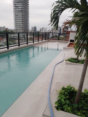 A rooftop swimming pool with a view of surrounding buildings. - Cozy 1-bedroom studio in enchanting Santa Cruz de la Sierra with AC (Santa Cruz de la Sierra)