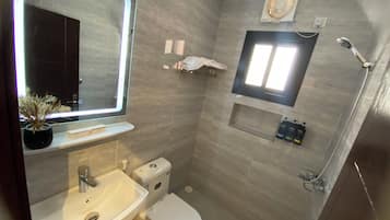 Deluxe Apartment | Bathroom