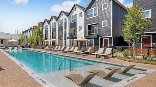 Landing Amazing 2bd, Courtyard, Pool
