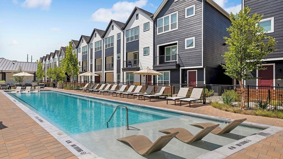 Landing Amazing 2bd, Courtyard, Pool