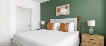 Landing Amazing 2bd, Courtyard, Pool