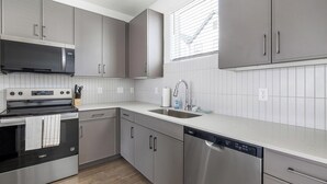 Appartement (2 Bedrooms) | Cuisine privée | Cafetière/bouilloire, réfrigérateur