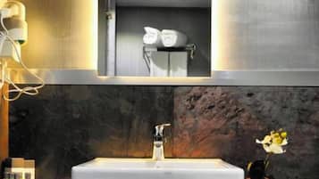 Kamar Double Comfort, pemandangan kota | Kamar mandi | Perlengkapan mandi gratis, pengering rambut, handuk, dan sabun