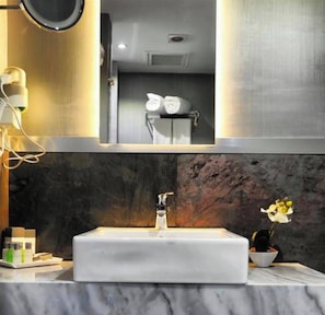 Chambre Double Confort, vue ville | Salle de bain