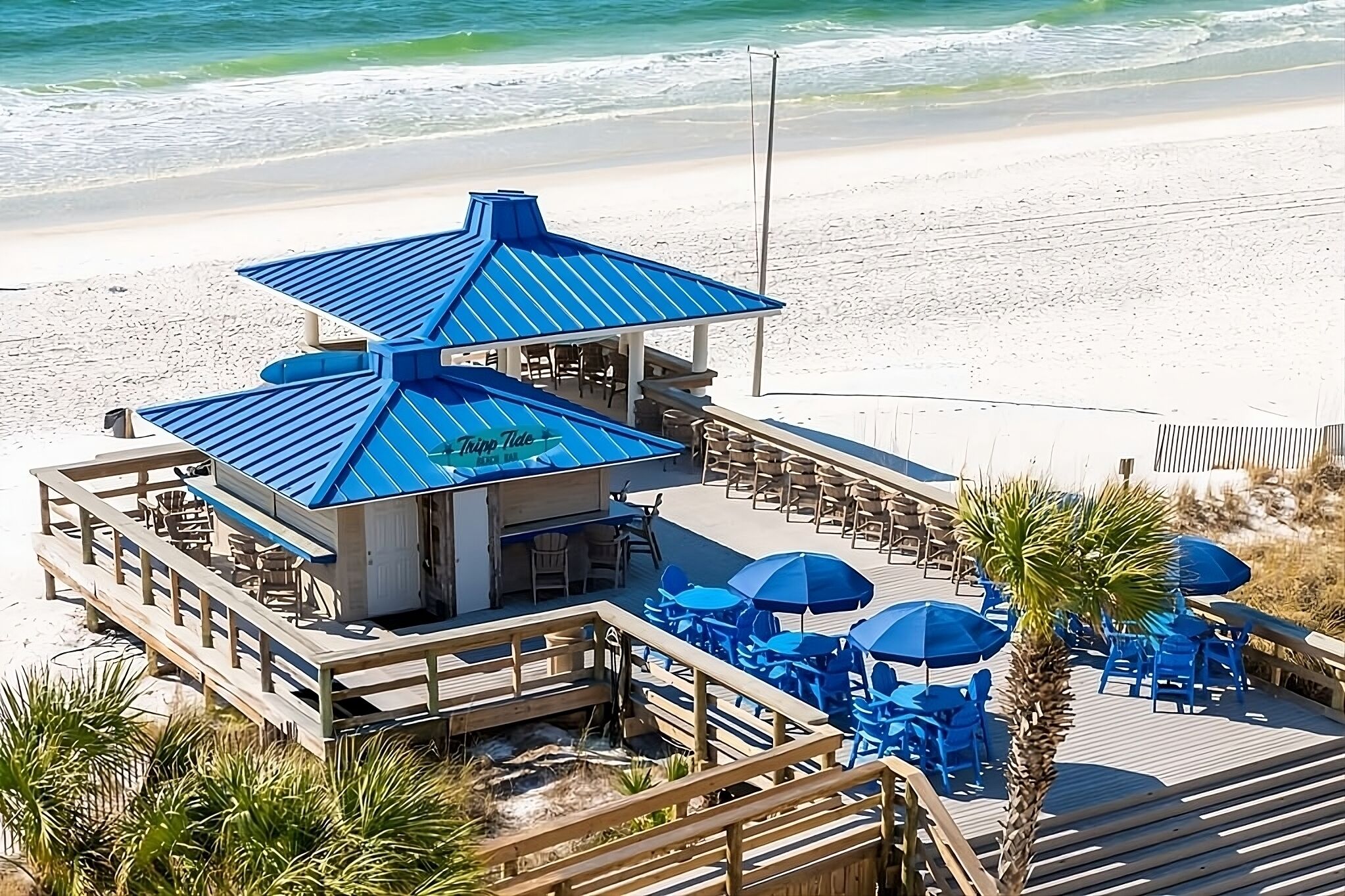 Ein Restaurant direkt am Strand mit Außenbereich und Meerblick.