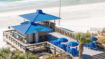 Ein Restaurant direkt am Strand mit Außenbereich und Meerblick.
