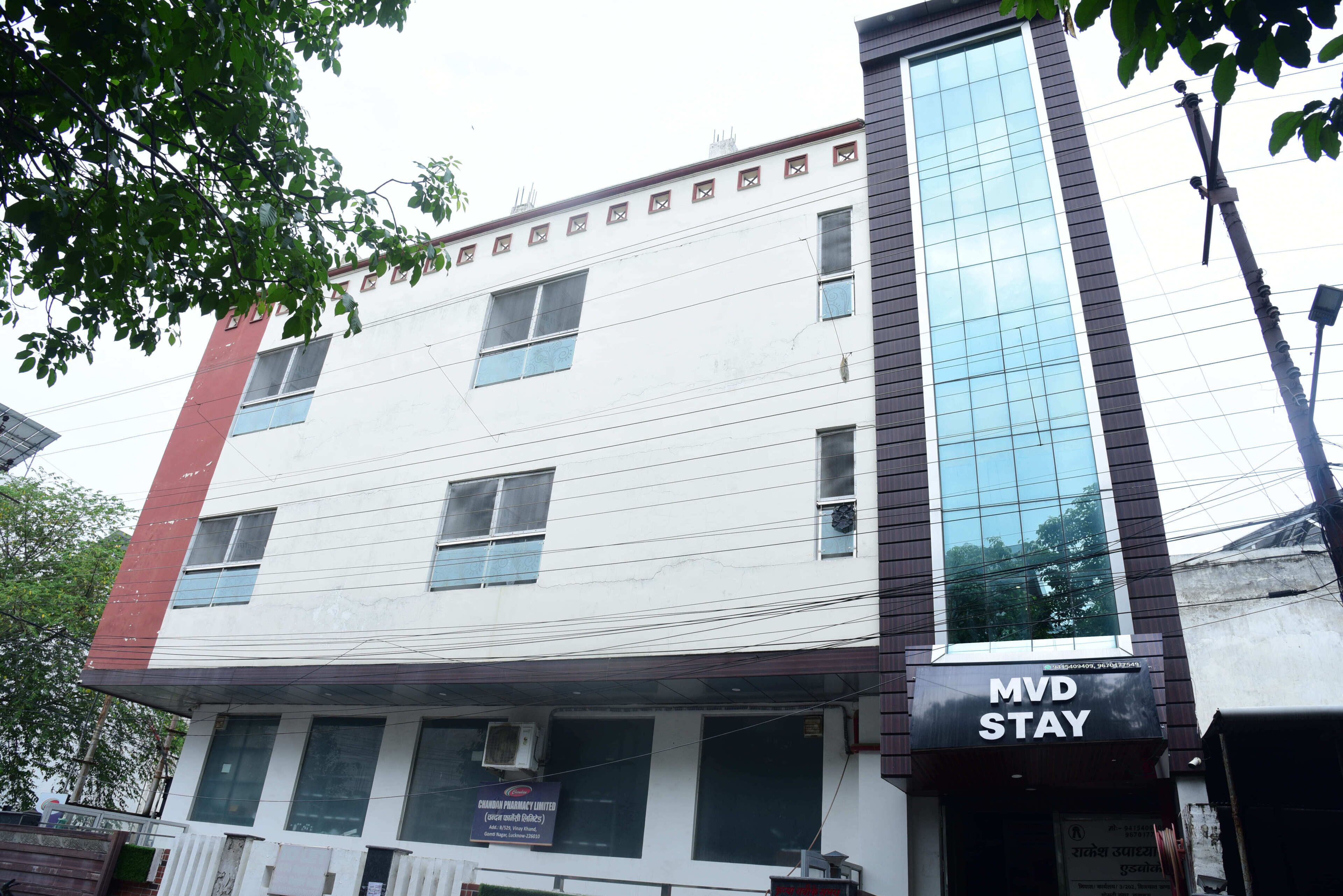 Un edificio de varios pisos con un letrero que dice 'MVD Stay' en la planta baja.
