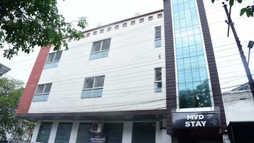 Un edificio de varios pisos con un letrero que dice 'MVD Stay' en la planta baja.
