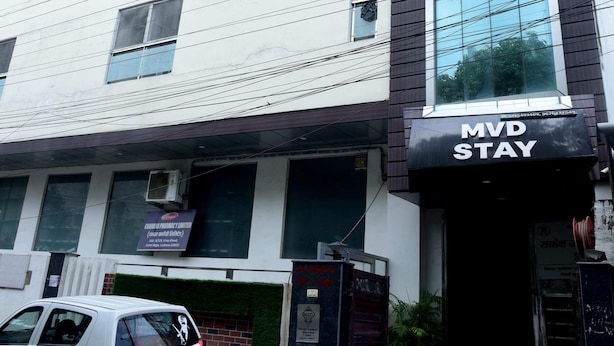 Un edificio de varios pisos con un letrero que dice 'MVD Stay' en la planta baja.