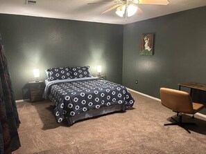 Room - Large home on the edge of the desert with big pool and amazing Mountain views! (Las Cruces)