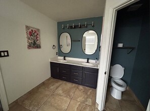 Bathroom - Large home on the edge of the desert with big pool and amazing Mountain views! (Las Cruces)