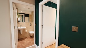 Een badkamer met een wastafel, toilet en spiegel.