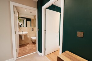 A bathroom with a sink, toilet, and mirror. - Chic 1BR Flat with Parking-Easy access to City Center (Leeds)