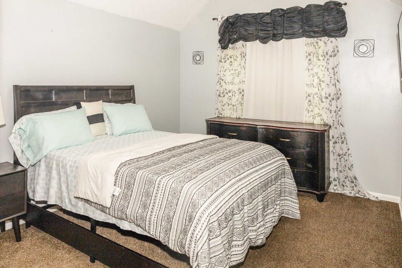 Desk, WiFi, bed sheets