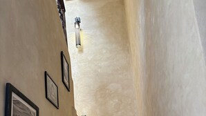 Eine Treppe mit Steinstufen und einer Wandleuchte.