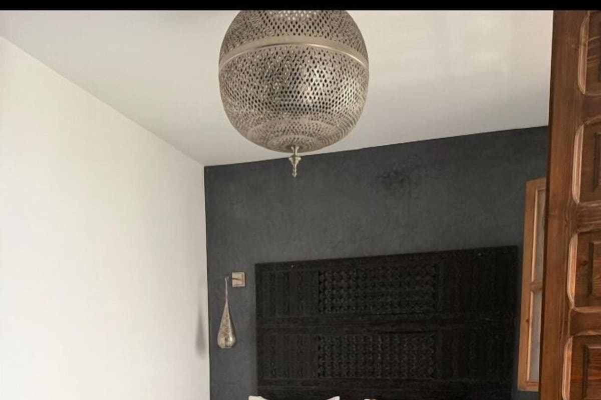 Habitación clásica doble, vistas al patio | Tabla de planchar con plancha y wifi gratis
