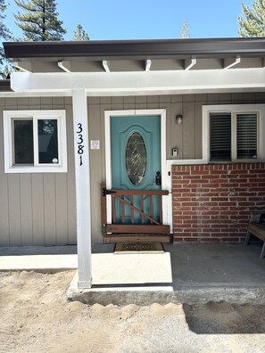 A residential building with a teal door, a mailbox, and a number '3381' on the wall. - Hch0681 - Red Lake Lodge 3 Bedroom Home (South Lake Tahoe)