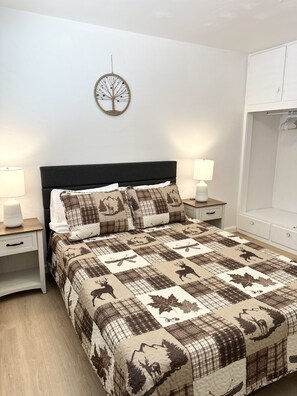 A bedroom with a bed, two bedside tables, a wall clock, and a wardrobe. - Hch0681 - Red Lake Lodge 3 Bedroom Home (South Lake Tahoe)