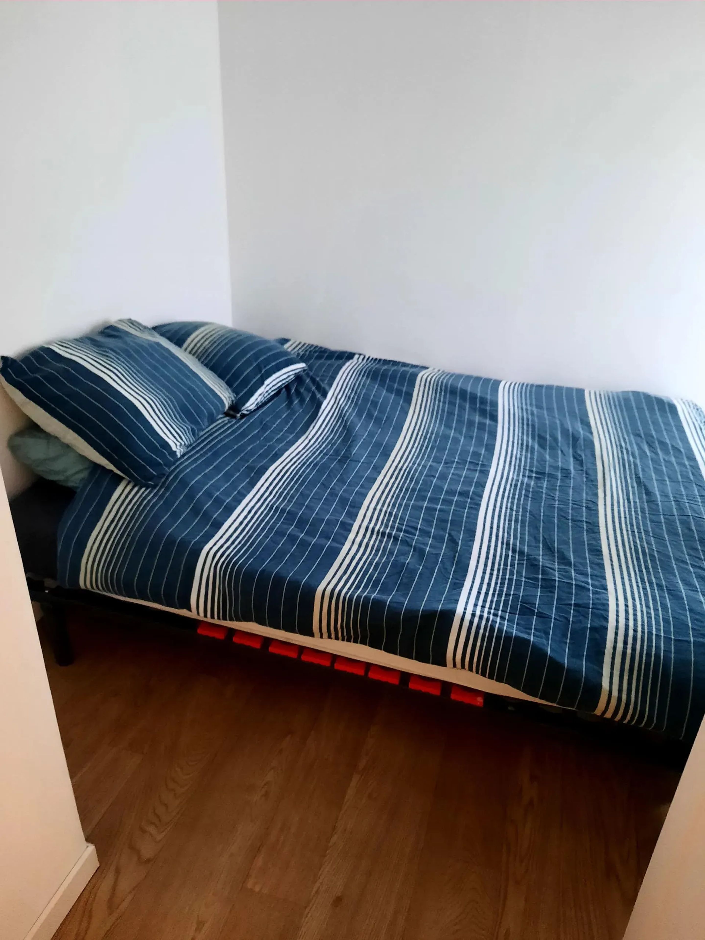 Cuna de viaje, wifi gratis y ropa de cama 