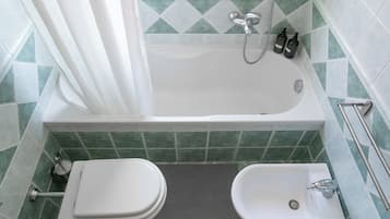 Dusche, Haartrockner, Bidet, Handtücher