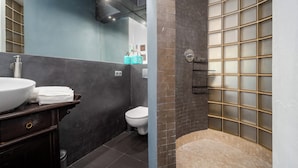 Apartment (17) | Bathroom | Shower, hair dryer, towels - Apartamenty Sun & Snow Belwederska (Warszawa)