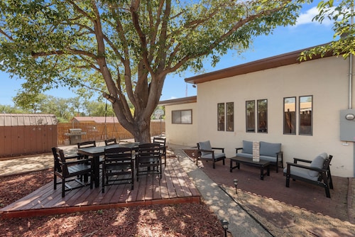 New! 5-Bedroom Pet-Friendly Retreat | Hot Tub | Backyard | Nintendo Switch