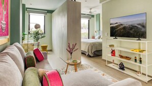 Ein modernes Wohnzimmer mit einer Couch, einem Fernseher und einem Bücherregal.