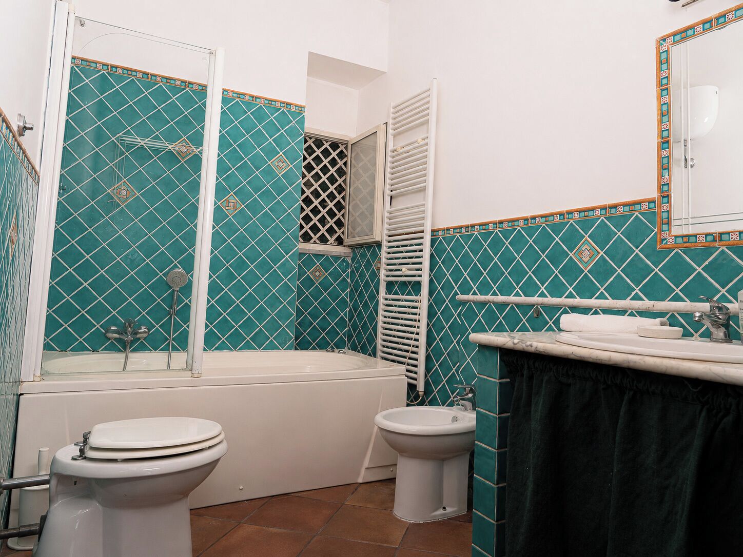 Kylpyhuone, jossa on kylpyamme, wc ja bidee.