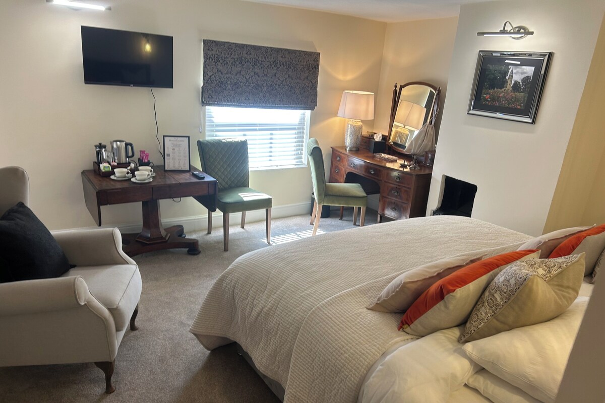 Deluxe Triple Room | Desk, laptop workspace, blackout curtains, iron/ironing board