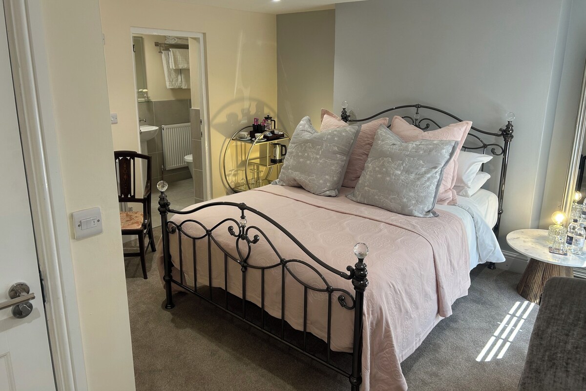 Deluxe Double Room | Desk, laptop workspace, blackout curtains, iron/ironing board