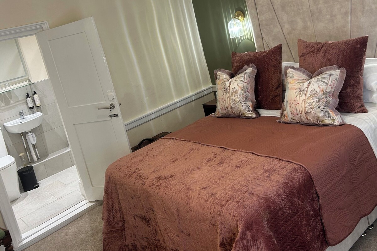Deluxe Suite | Desk, laptop workspace, blackout curtains, iron/ironing board